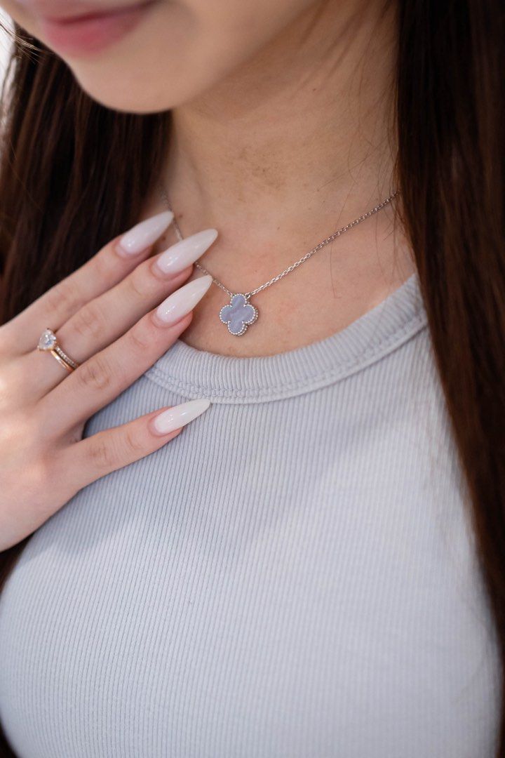 van cleef & arpels vca vintage alhambra necklace purple jade marrow吊墜 18K 白金紫玉髓頸鏈 ｜ VCARD34900｜全新正貨 （分類：飾物及配件）位於 Hong Kong。 由 societyinfame 提交（商品編號 1465471066，圖片 2）。簡介： ✨【Van Cleef & Arpels (VCA) - Vintage Alhambra 18K白金紫玉髓項鍊】 【商品狀況】全新正品 【型號編碼】VCARD34900 【商品尺寸】圖案尺寸約 15 mm / 鏈條長度約 42 cm (可調節為 38 cm) 【配件】2026保卡 — 💳 付款及交收方式： • 轉數快 / 信用卡 / PayMe / Alipay • 到港後可選觀塘 showroom 自取 / 順豐到付 📥 專櫃常年配額極難預訂 VCA 18K白金紫玉髓四葉草項鍊，歡迎 PM 查詢情況及獨家優惠價！ — Society in Fame