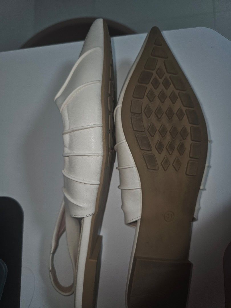 VDEN Cream Slingback Pointed Flats Size 41 (Category: Flats & Sandals) located in Santo Tomas. Submitted by buybugs (Listing ID 1465553291, Image 2). Description: - Brand/Model: VDEN slingback flats - Color: Classic cream - Size: 41 (printed on outsole) - Design: Pointed toe, quilted panels, elasticated back strap, and diamond tread flat sole - Condition: Worn once or twice, with minimal signs of wear on the soles - Inclusion: Original branded du