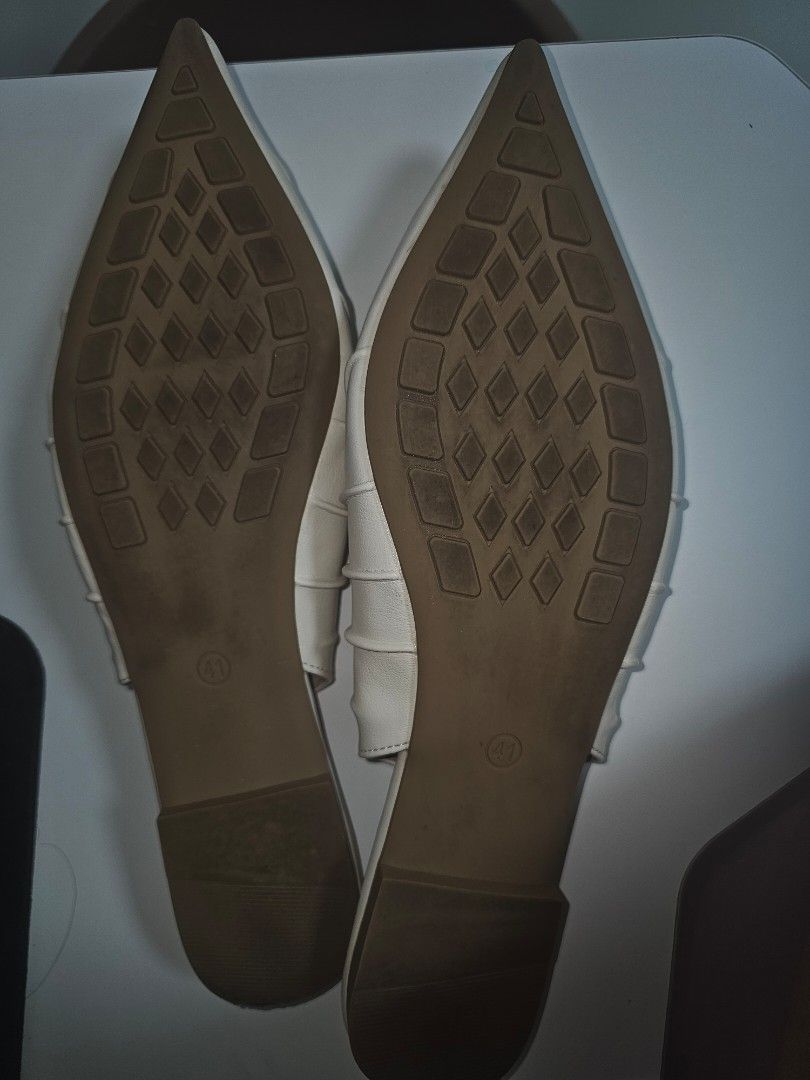 VDEN Cream Slingback Pointed Flats Size 41 (Category: Flats & Sandals) located in Santo Tomas. Submitted by buybugs (Listing ID 1465553291, Image 3). Description: - Brand/Model: VDEN slingback flats - Color: Classic cream - Size: 41 (printed on outsole) - Design: Pointed toe, quilted panels, elasticated back strap, and diamond tread flat sole - Condition: Worn once or twice, with minimal signs of wear on the soles - Inclusion: Original branded du