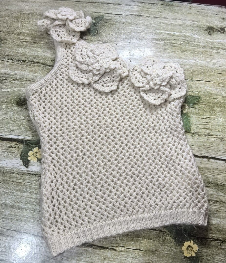 Venus Cut Floral Crochet (Category: Sleeveless) located in Mexico. Submitted by hele_blushandthrift (Listing ID 1465493271, Image 1). Description: Soft yarn with lining that makes wearing this top so comfy..