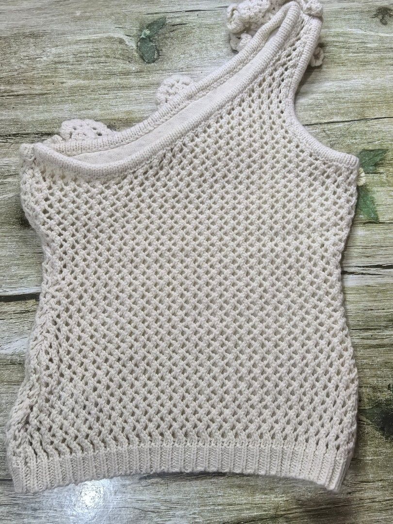 Venus Cut Floral Crochet (Category: Sleeveless) located in Mexico. Submitted by hele_blushandthrift (Listing ID 1465493271, Image 3). Description: Soft yarn with lining that makes wearing this top so comfy..