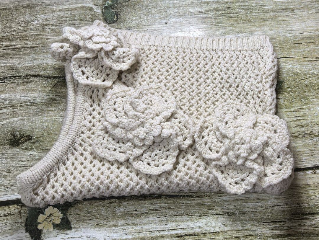 Venus Cut Floral Crochet (Category: Sleeveless) located in Mexico. Submitted by hele_blushandthrift (Listing ID 1465493271, Image 2). Description: Soft yarn with lining that makes wearing this top so comfy..
