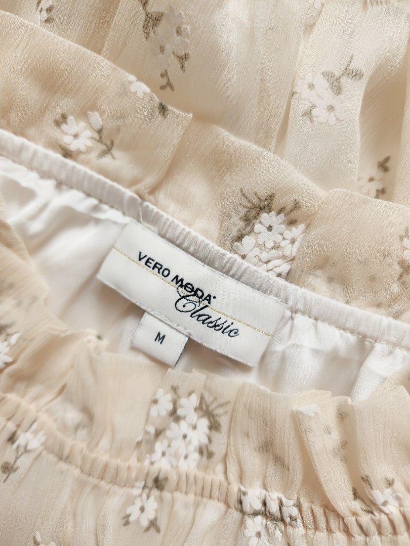 VERO MODA cream chiffon top (Category: Blouses) located in Batangas. Submitted by curatedbylisilaloop (Listing ID 1465430488, Image 2). Description: VERO MODA CLASSIC | fave! very dainty ✿ | cream ditsy floral chiffon top 💲Retails for $25 / ≈₱1,500 ✨ Size: S-M (M on tag) Bust: 38".