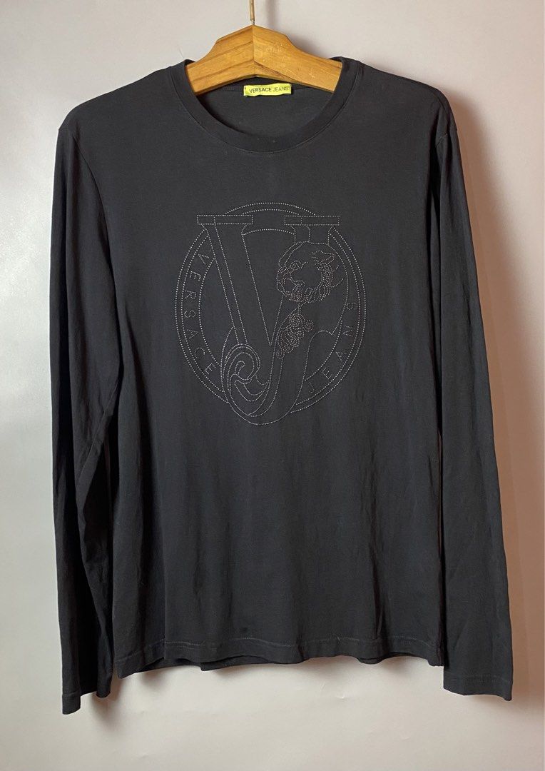 VERSACE Black Sweatshirt (Category: Tshirts & Polo Shirts ) located in Quezon City. Submitted by loloyz123 (Listing ID 1465489039, Image 1). Description: VERSACE Black Sweatshirt Condition: Very good Color rate: 9/10 Color: Black Size: Medium L: 28 W: 19 inches.