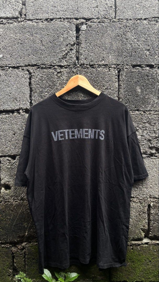 Vetements Chest Spellout Logo (Category: Luxury Apparel) located in Quezon City. Submitted by erodinamict (Listing ID 1465438409, Image 2). Description: Size:L-XL Good Condition Color rate: 9/10 missing designs dimes: 23x30 (Oversized Fittings).