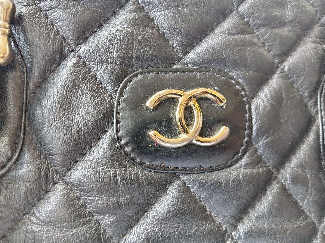 Vintage Chanel quilted bag (Category: Everything Else Others) located in Malolos. Submitted by shoptokyothrift (Listing ID 1465405616, Image 2). Description: Vintage Chanel shoulder bag Ykk zip Please see photos for details.