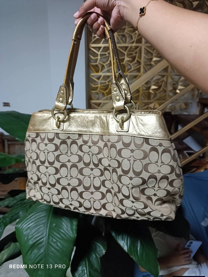 Vintage Coach Gold Monogram Shoulder Bag (Category: Shoulder Bags) located in San Fernando. Submitted by kristhriftshop13 (Listing ID 1465402565, Image 2). Description: .
