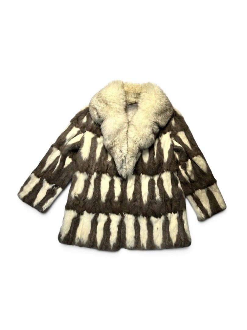 70s GENUINE SILVER FOX FUR COAT PATCHWORK STYLE (Category: Coats, Jackets and Outerwear) located in Marikina City. Submitted by wearablearttt (Listing ID 1465481982, Image 1). Description: SILVER BLU IEMURA Luxury Genuine 70s Fox Fur Coat -sign of usage are present -minor bald spots that are barely noticeable(check photos) -no dry rotting -patchwork style fox fur -hook closure -features a voluminous fox fur collar -brand is known for their mink a