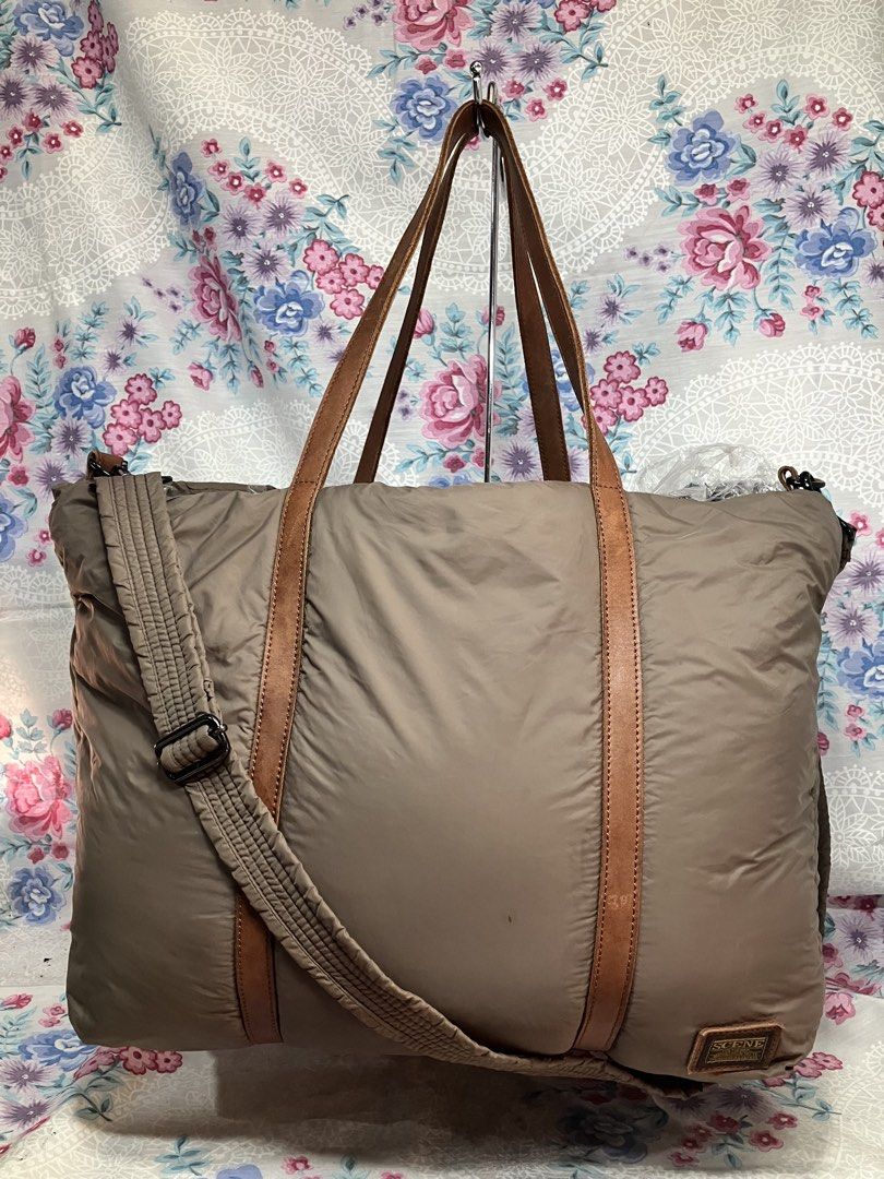 VINTAGE SCENE NYLON PUFFER BAG (Category: Tote Bags) located in General Mariano Alvarez. Submitted by adonid (Listing ID 1465390461, Image 1). Description: VINTAGE SCENE NYLON PUFFER BAG GOOD CONDITION NORMAL SIGN OF USAGE ONLY CROSSBODY/SHOULDER BAG.