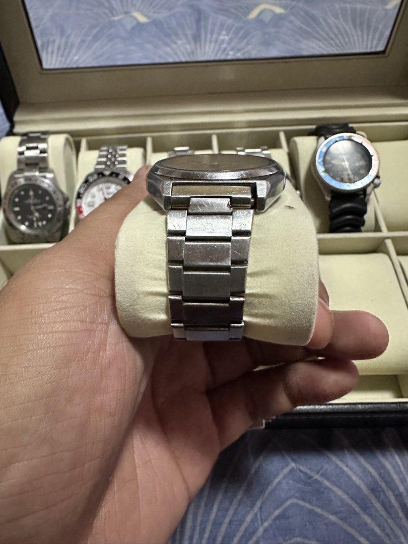 Vintage Seiko 5 Automatic Gold Dial Watch (Category: Men's Watches) located in Manila. Submitted by zealdeer_4239a8 (Listing ID 1465546069, Image 3). Description: - Model: Vintage Seiko 5 Automatic Watch - Dial: Classic gold dial with day and date display at the 3 o'clock position - Materials: Stainless steel case and bracelet with a signed Seiko clasp - Movement: Automatic (keeps ticking reliably) - Condition: Noticeable scratches on the crystal