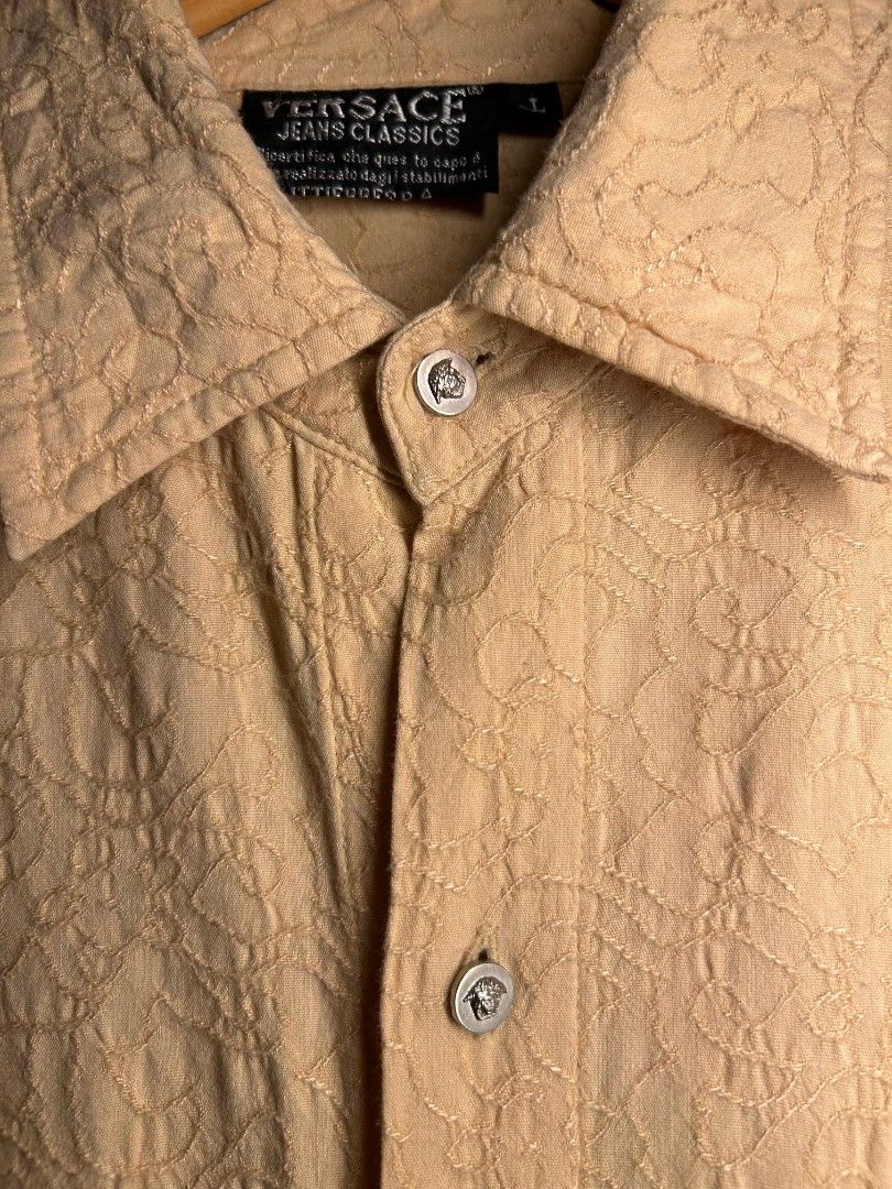 Vintage Versace Jeans Couture (Category: Tshirts & Polo Shirts ) located in Manila. Submitted by zerowastethriftco. (Listing ID 1465561247, Image 3). Description: -Excellent Condition -10/10 Color Rate -Authentic -Need Wash -Dimes L29xW21 The "Versace Jeans Classic" label shown in the image was a prominent diffusion line produced primarily during the 1990s and early 2000s. Because this shirt was manufactured over 20 years ago, it officially cross