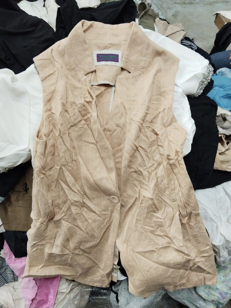 VIVIENNE TAM BLAZER (Category: Luxury Apparel) located in Bogo. Submitted by hasslehard.69 (Listing ID 1465491290, Image 2). Description: GOOD AS NEW CONDITION NO ISSUE FREE SHIPPING.