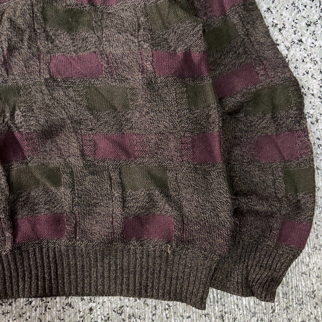 V-neck Knited Sweater (Category: Coats, Jackets and Outerwear) located in Baguio. Submitted by secondoption.ph (Listing ID 1465394755, Image 3). Description: Size medium Length 25.5 Width 21.5.