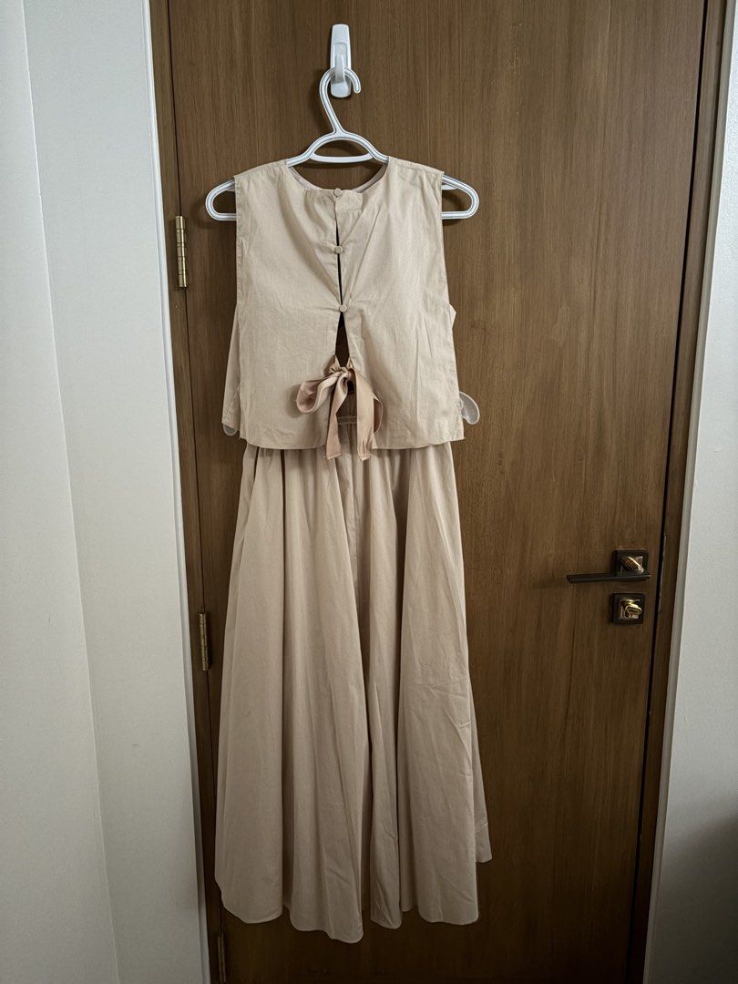 VOIR Beige Set (Category: Sets or Coordinates) located in Marikina City. Submitted by jlram (Listing ID 1465529272, Image 2). Description: Very Nice coord/set. Top is size M and Bottom is size S.