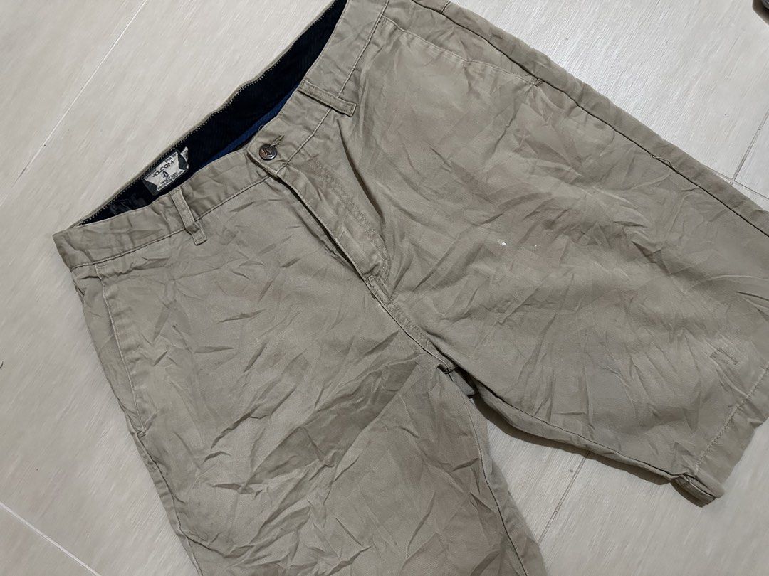 Volcom Khaki Shorts (Category: Shorts) located in Legazpi City. Submitted by jaysx666 (Listing ID 1465508708, Image 2). Description: Size 33 need wash only.