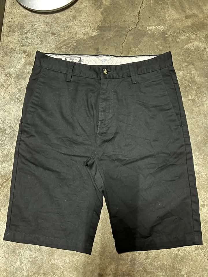 Volcom VMonty Short (Category: Chinos) located in Ajuy. Submitted by wizerabbit420 (Listing ID 1465490044, Image 1). Description: Volcom VMonty Short SIZE 30 LENGTH 21/22 AS NEW CONDITION NEGO 🤝 A09313S0 – TRUE TO THIS 60% cotton / 40% polyester Made in China PO# G3484 Black VMonty construction/logo.