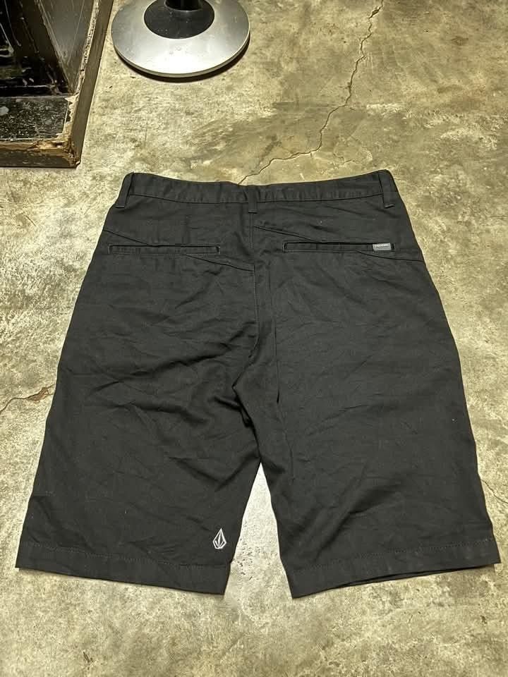 Volcom VMonty Short (Category: Chinos) located in Ajuy. Submitted by wizerabbit420 (Listing ID 1465490044, Image 2). Description: Volcom VMonty Short SIZE 30 LENGTH 21/22 AS NEW CONDITION NEGO 🤝 A09313S0 – TRUE TO THIS 60% cotton / 40% polyester Made in China PO# G3484 Black VMonty construction/logo.
