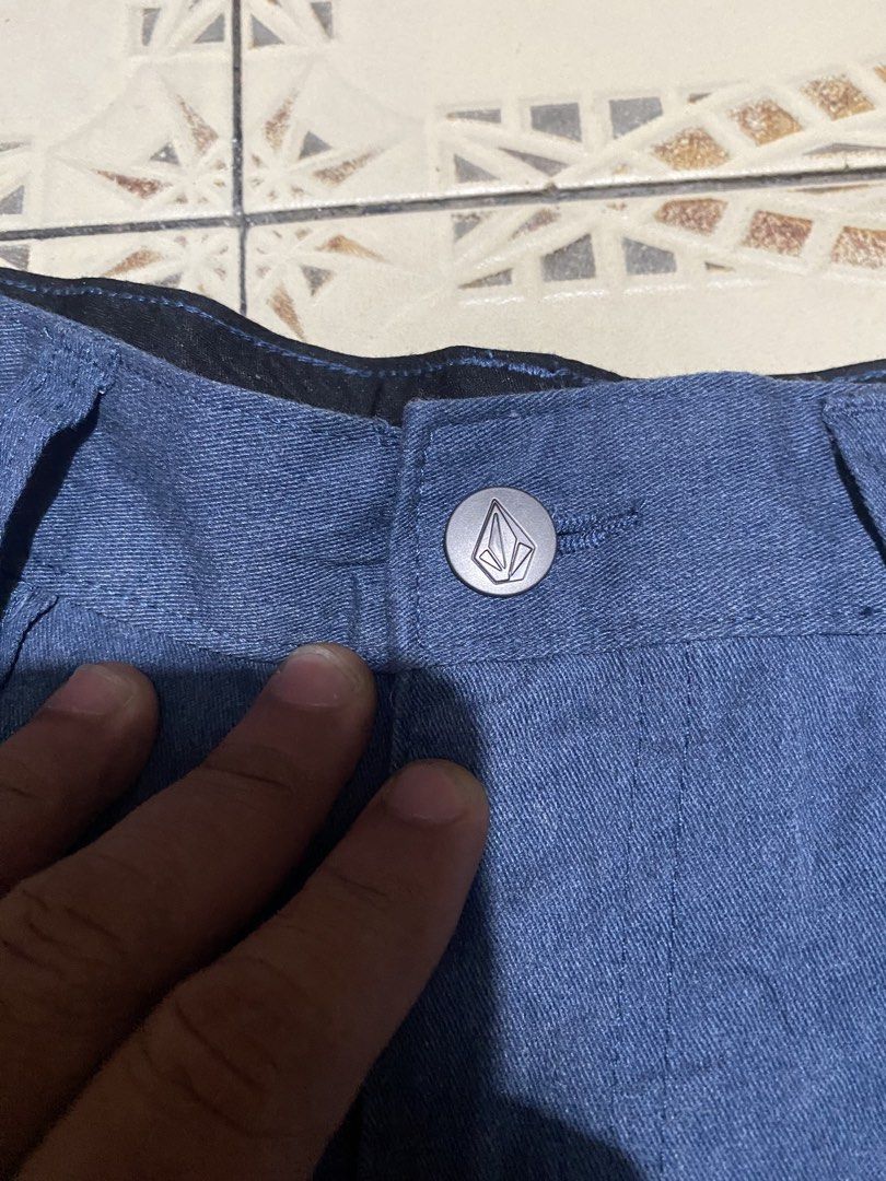 Volcom walkshort (Category: Shorts) located in Cebu City. Submitted by hustler_69 (Listing ID 1465479087, Image 3). Description: Volcom walkshort Size 29 on tag but fits 31 waistline 20.5 length Excellent condition Details are all posted.