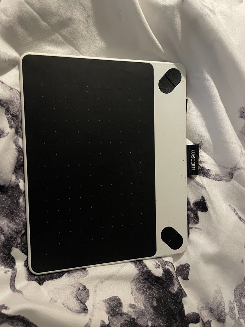 Wacom drawing tablet (Category: Art & Prints) located in Minglanilla. Submitted by zealowl_b6bd54 (Listing ID 1465425994, Image 1). Description: Wacom drawing tablet No pen .