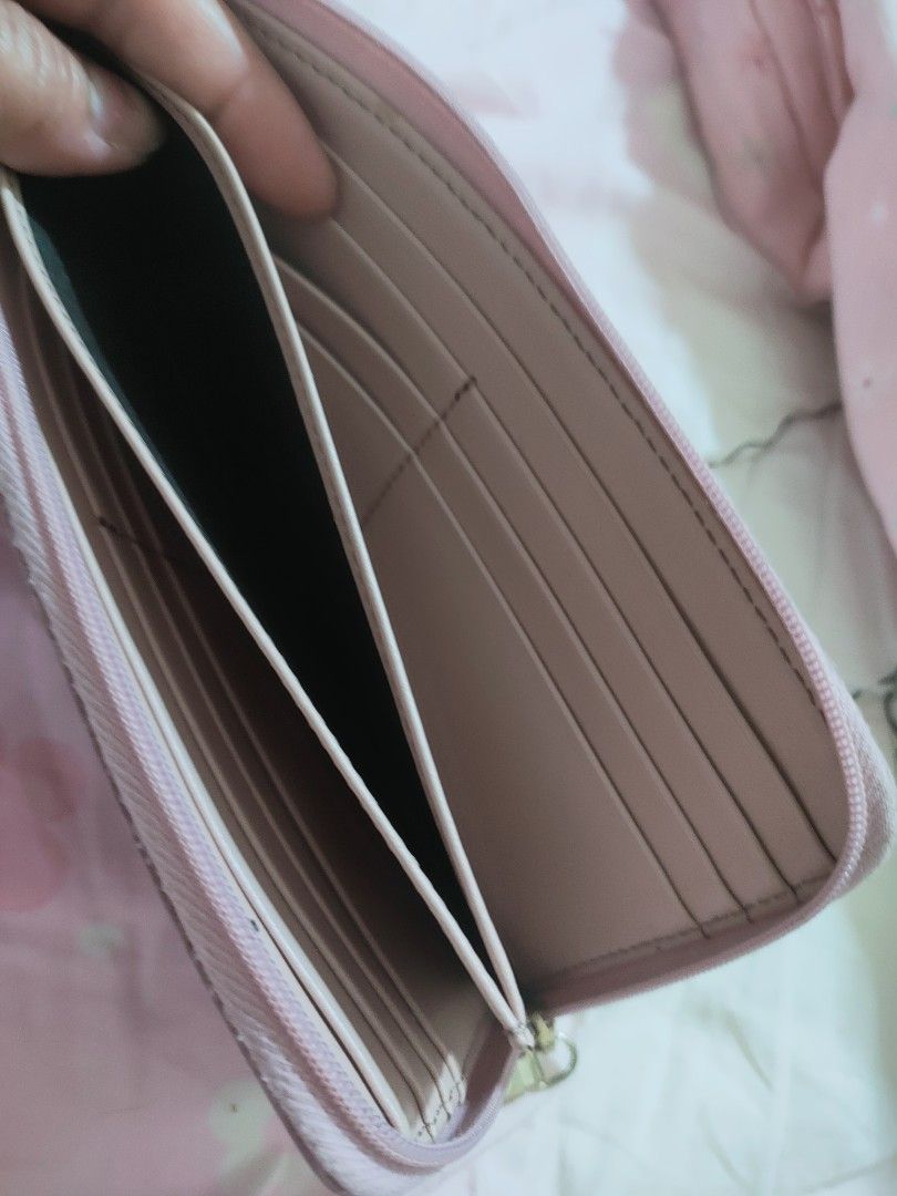 Wallet (Category: Luxury Bags & Wallets) located in Digos. Submitted by MarieBags (Listing ID 1465453247, Image 3). Description: like new condition no flaws korean source.