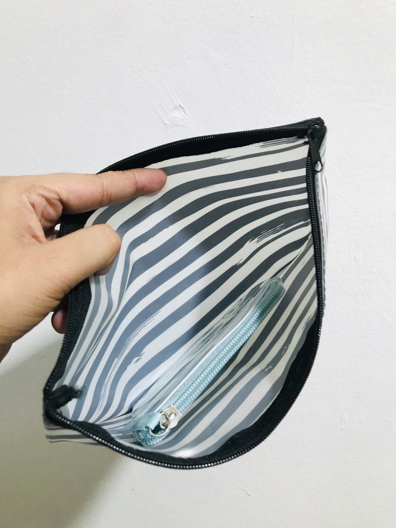 WATERPROOF POUCH AND COINPURSE (Category: Purses & Pouches) located in Gamu. Submitted by 2022bagsbunny (Listing ID 1465411764, Image 2). Description: .