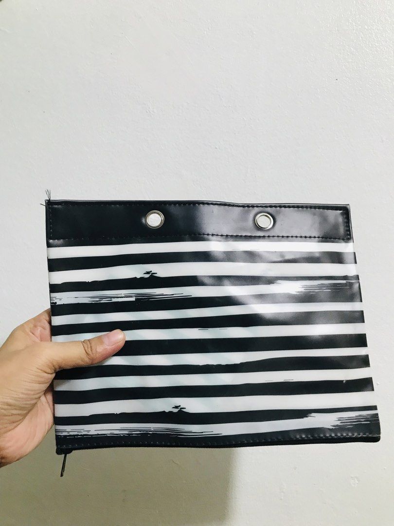 WATERPROOF POUCH AND COINPURSE (Category: Purses & Pouches) located in Gamu. Submitted by 2022bagsbunny (Listing ID 1465411764, Image 1). Description: .
