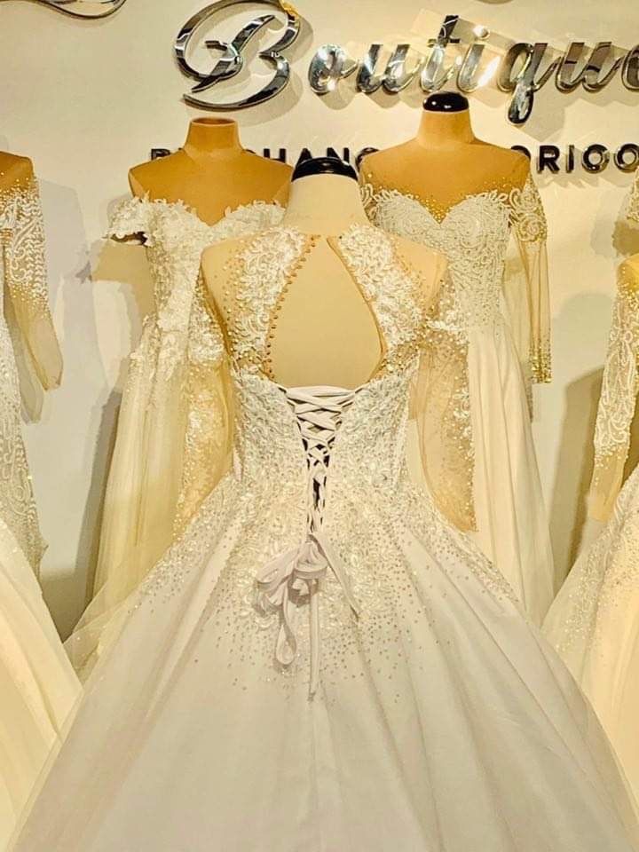 Wedding Gown (Category: Evening dresses & gowns) located in Caloocan City. Submitted by swiftearth.d6f2f1 (Listing ID 1465399463, Image 2). Description: Free veil , cord and robe(white).