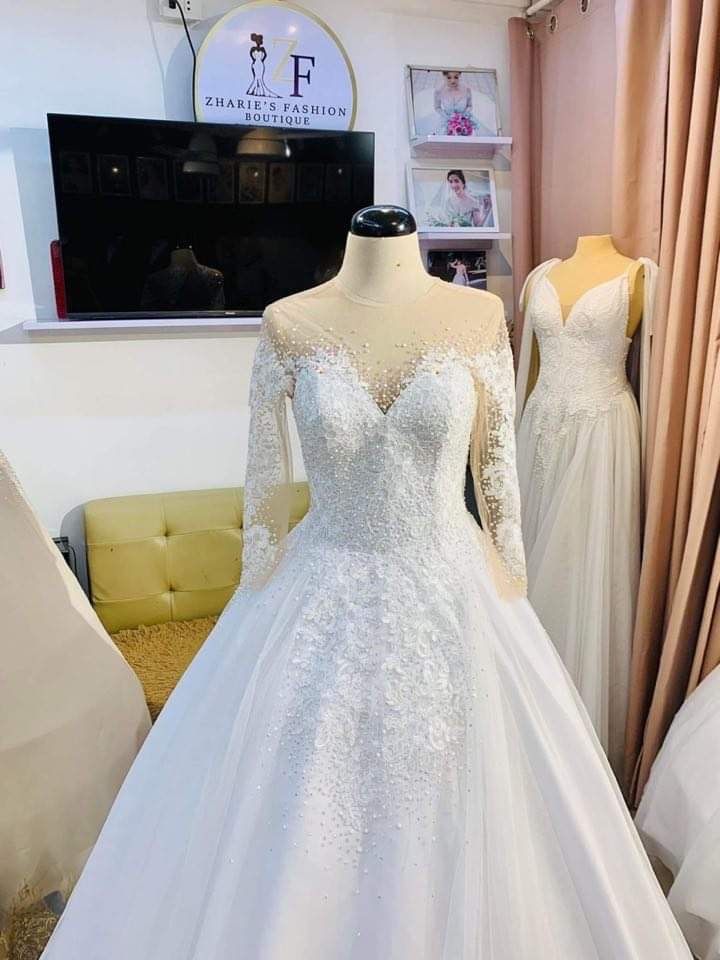 Wedding Gown (Category: Evening dresses & gowns) located in Caloocan City. Submitted by swiftearth.d6f2f1 (Listing ID 1465399463, Image 1). Description: Free veil , cord and robe(white).