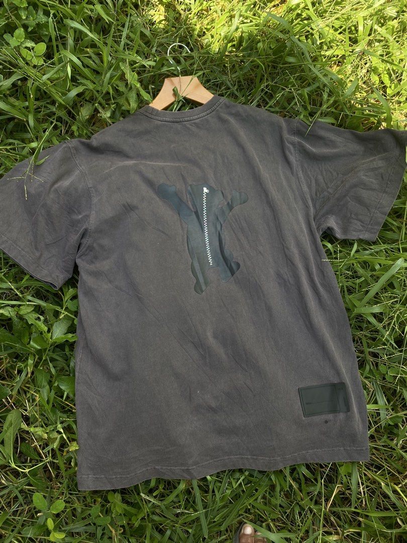 Weldone Acidwash (Category: Tshirts & Polo Shirts ) located in Jaen. Submitted by oshimamark58418 (Listing ID 1465476736, Image 2). Description: - Brand: We11done legit - Color: Dark grey acid wash - Size: XS (Oversized fit, fits like XL) Dines 24x31 - Material: 100% Cotton (Made in Korea) - Design: Front bear graphic with reflective logo details and back zipper graphic - Condition: Excellent pre-loved condition - Perfect for streetwear and casua