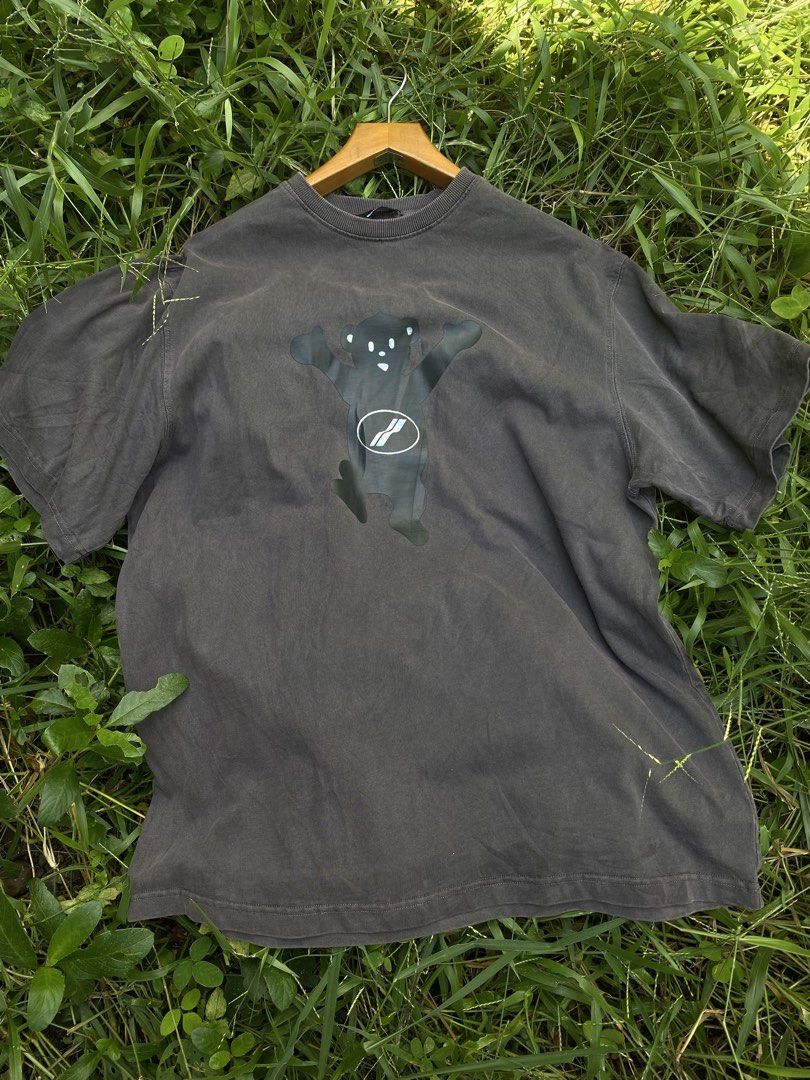 Weldone Acidwash (Category: Tshirts & Polo Shirts ) located in Jaen. Submitted by oshimamark58418 (Listing ID 1465476736, Image 1). Description: - Brand: We11done legit - Color: Dark grey acid wash - Size: XS (Oversized fit, fits like XL) Dines 24x31 - Material: 100% Cotton (Made in Korea) - Design: Front bear graphic with reflective logo details and back zipper graphic - Condition: Excellent pre-loved condition - Perfect for streetwear and casua