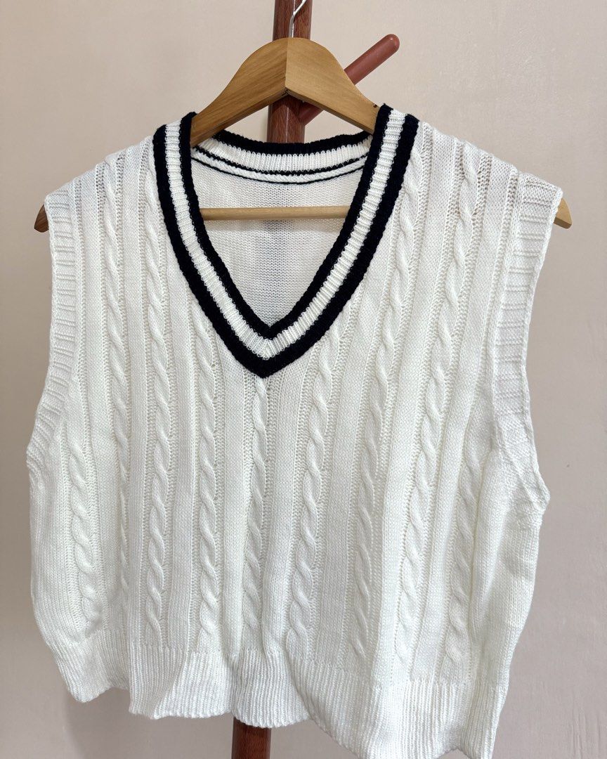 White cable knit crop top (Category: Blouses) located in Davao. Submitted by bargainboutiquee (Listing ID 1465428798, Image 2). Description: High quality thick knit 💯💗.