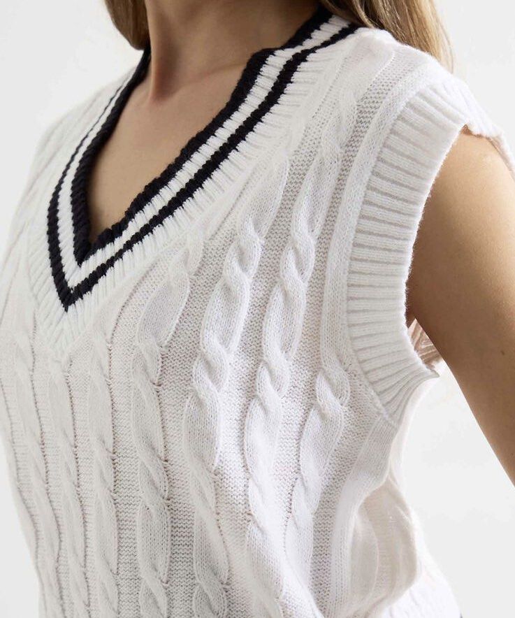 White cable knit crop top (Category: Blouses) located in Davao. Submitted by bargainboutiquee (Listing ID 1465428798, Image 3). Description: High quality thick knit 💯💗.