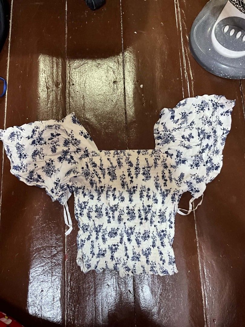 WHITE FLORAL CUTE TOP (Category: Others Tops) located in Manila. Submitted by zesshian (Listing ID 1465513100, Image 1). Description: -used once -white floral top -cute top -stretchy top -casual top -xs to m.