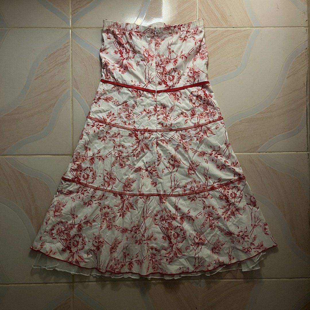 White red floral maxi skirt (Category: Skirts) located in Bayombong. Submitted by eirenees (Listing ID 1465472386, Image 2). Description: - tulle hem trim at the bottom - it has a garter at the back so it’s stretchy - great material - there’s a stain inside (see last pic) - can fit xs-s - color may vary due to lighting mop: gcash & gotyme mod: j&t.