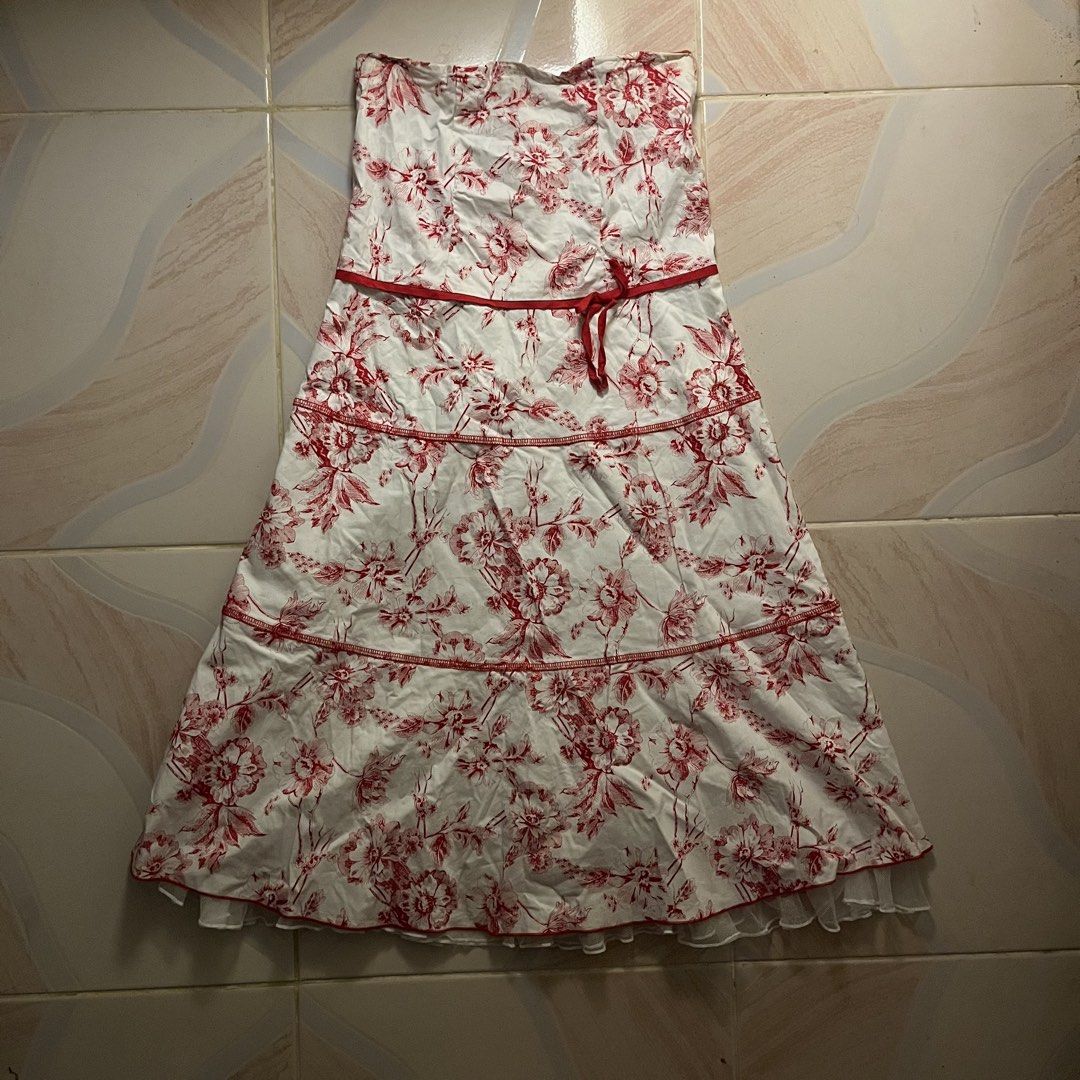 White red floral maxi skirt (Category: Skirts) located in Bayombong. Submitted by eirenees (Listing ID 1465472386, Image 1). Description: - tulle hem trim at the bottom - it has a garter at the back so it’s stretchy - great material - there’s a stain inside (see last pic) - can fit xs-s - color may vary due to lighting mop: gcash & gotyme mod: j&t.