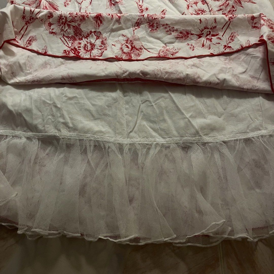 White red floral maxi skirt (Category: Skirts) located in Bayombong. Submitted by eirenees (Listing ID 1465472386, Image 3). Description: - tulle hem trim at the bottom - it has a garter at the back so it’s stretchy - great material - there’s a stain inside (see last pic) - can fit xs-s - color may vary due to lighting mop: gcash & gotyme mod: j&t.