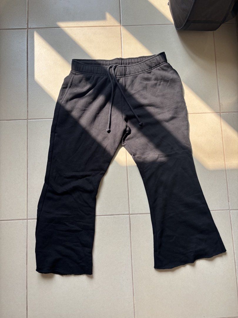 Wild Fable Black Sweatpants Size M (Category: Joggers) located in Quezon City. Submitted by therealpaulsebastian.910 (Listing ID 1465390760, Image 1). Description: - Brand/Model: Wild Fable black sweatpants - Size: Medium - Waist: Elastic waistband with matching adjustable drawstring - Details: Trendy raw-cut hem at the ankles - Interior: Super soft fleece lining for maximum warmth and comfort - Pockets: Convenient deep side pockets - Condition/U