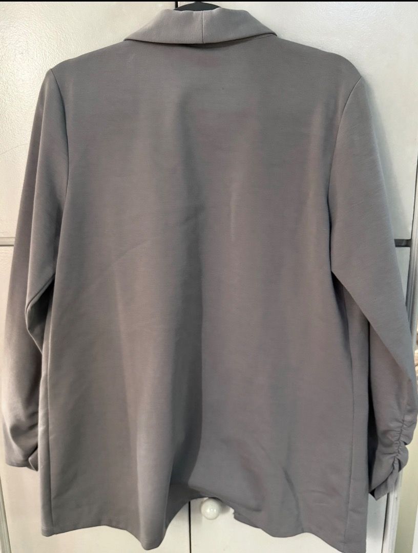 Blazer Jacket Open front from Vice versa (Category: Coats, Jackets and Outerwear) located in Santa Rosa. Submitted by biancamarie0404 (Listing ID 1465435694, Image 3). Description: - Brand: VISEVERSA - Size: L/10 - Color: Grey - Design: Open front with draped lapel collar - Sleeves: Long sleeves with stylish ruched cuff details - Pockets: Two front pocket flaps - Versatility: Great layering piece for work or casual days.