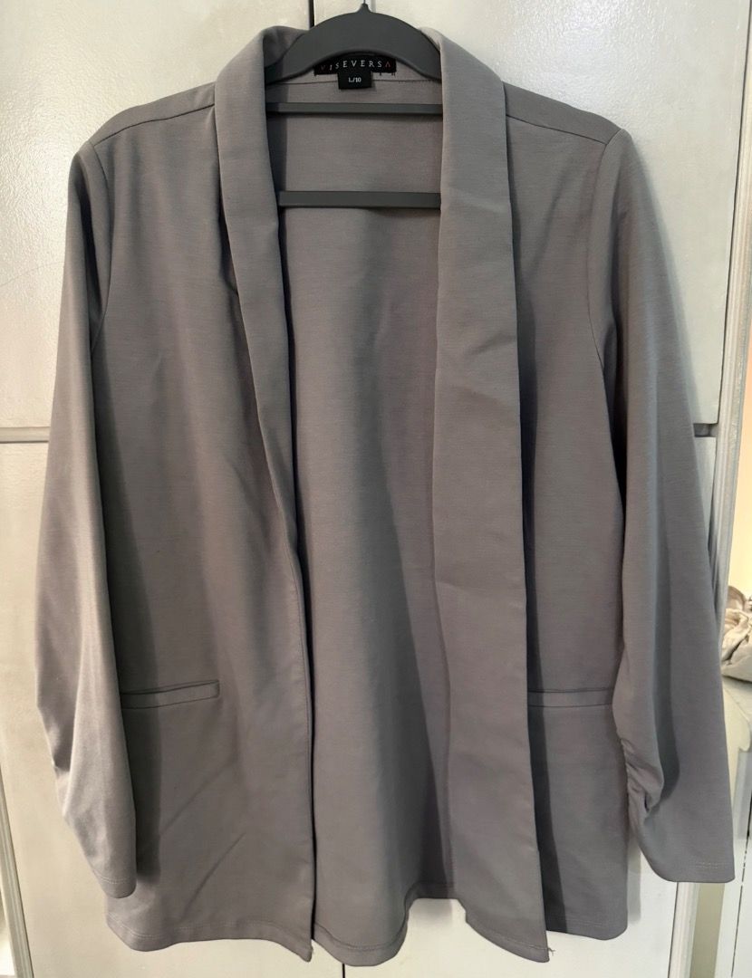 Blazer Jacket Open front from Vice versa (Category: Coats, Jackets and Outerwear) located in Santa Rosa. Submitted by biancamarie0404 (Listing ID 1465435694, Image 1). Description: - Brand: VISEVERSA - Size: L/10 - Color: Grey - Design: Open front with draped lapel collar - Sleeves: Long sleeves with stylish ruched cuff details - Pockets: Two front pocket flaps - Versatility: Great layering piece for work or casual days.