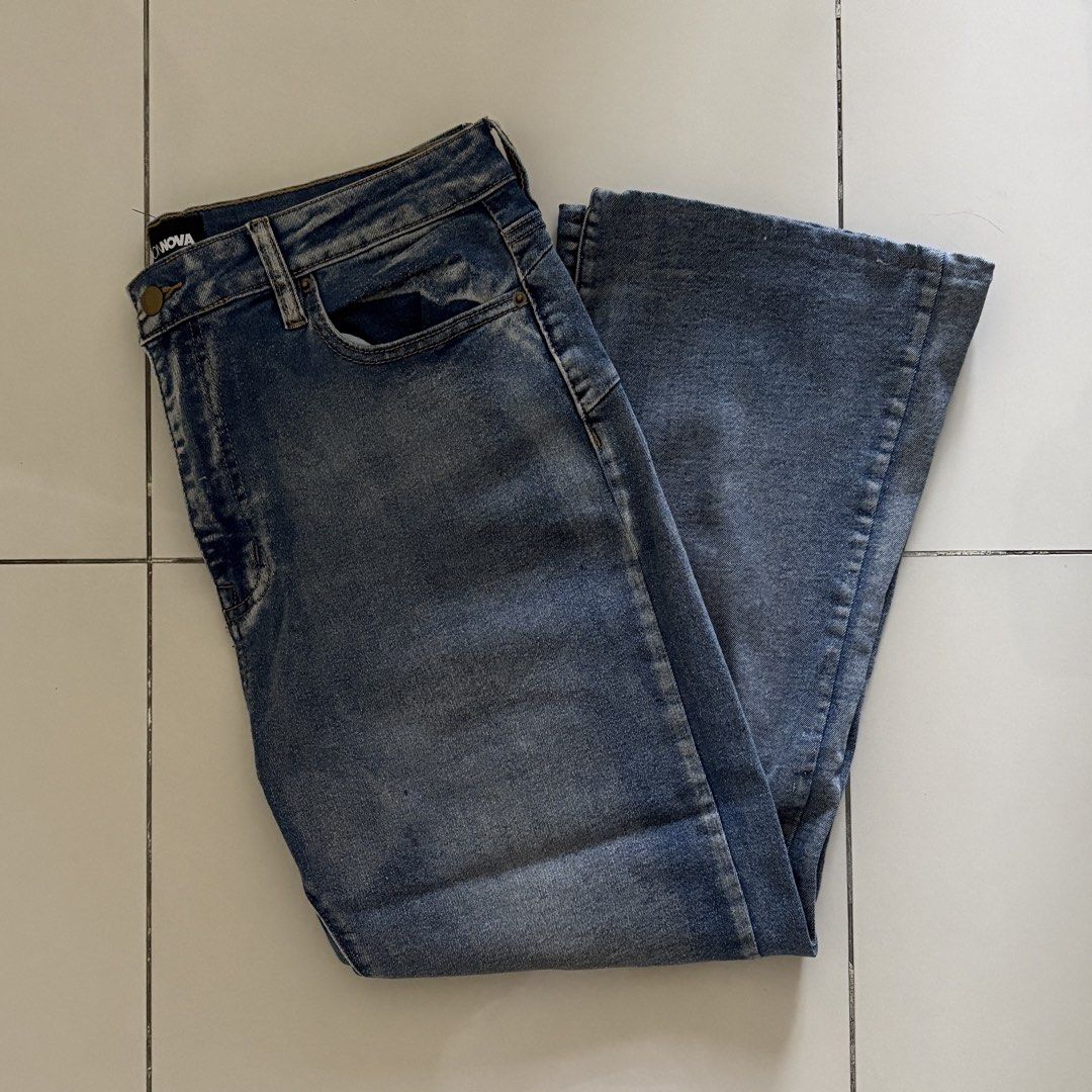 Women’s Apparel Bulk (Top + Pants) (Category: Blouses) located in Quezon City. Submitted by a.archive.co (Listing ID 1465389581, Image 3). Description: DECLUTTERING SALE All in great condition + barely used! Size: fits L-XL - 60 pieces - Women’s smart casual and formal (tops + pants) - Local + international brands (Uniqlo, Lee, Shein) Will send samples photos for interested buyers! Location: Quezon City.