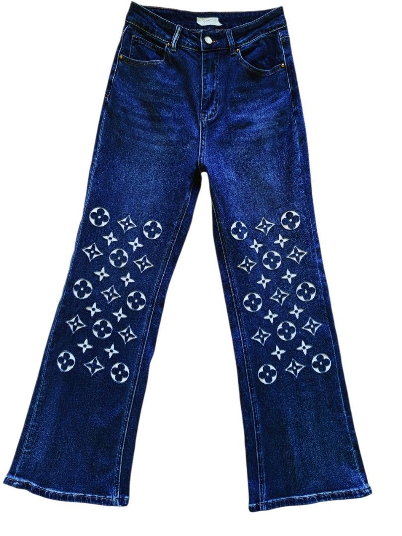 WOMEN'S MONOGRAM FLARED JEANS (Category: Jeans) located in Laoag. Submitted by soulleadthrift (Listing ID 1465487433, Image 1). Description: FOR SALE‼️‼️‼️🔥🔥🔥 TYPE: FLARED JEANS DIMES 28 WIDTH 41 LENGTH 10 LEG HOLE CR:10/10 EXCELLENT CONDITION NO ISSUE LOC: LAOAG ILOCOS NORTE📍📍📍 DM LANG.