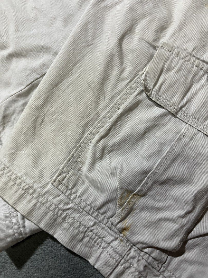 Wrangler Cargo shorts (Category: Shorts) located in Marilao. Submitted by thriftyy_69 (Listing ID 1465432094, Image 3). Description: Size: 36 Length: 22 conditions: 9/10 issue: stains (washable).