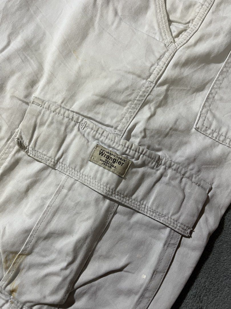 Wrangler Cargo shorts (Category: Shorts) located in Marilao. Submitted by thriftyy_69 (Listing ID 1465432094, Image 2). Description: Size: 36 Length: 22 conditions: 9/10 issue: stains (washable).