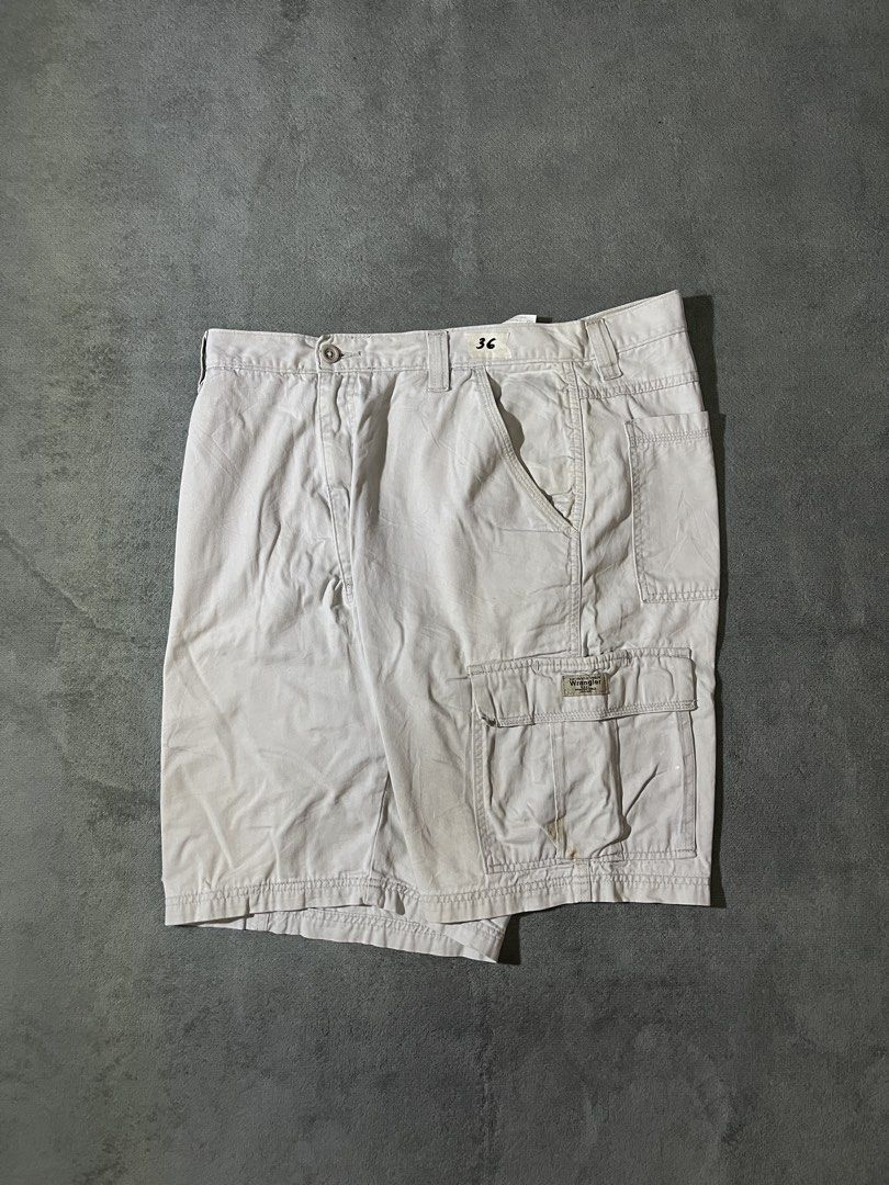 Wrangler Cargo shorts (Category: Shorts) located in Marilao. Submitted by thriftyy_69 (Listing ID 1465432094, Image 1). Description: Size: 36 Length: 22 conditions: 9/10 issue: stains (washable).
