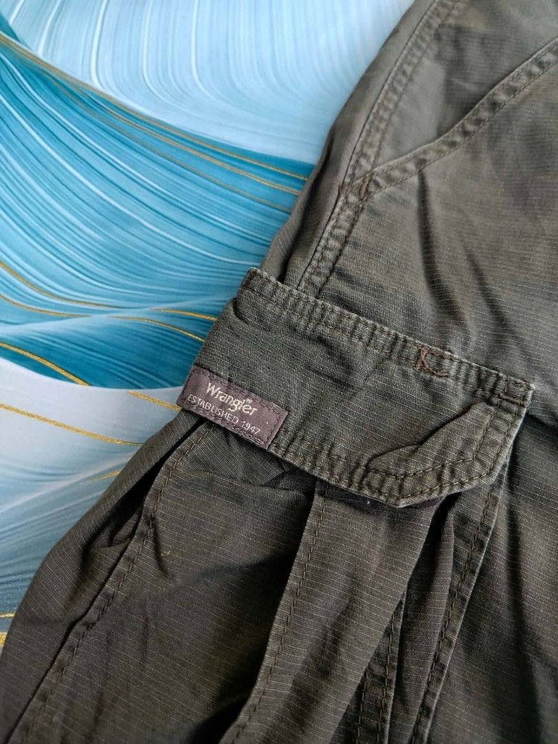 Wrangler Cargo Shorts Olive Green Size 30 (Category: Shorts) located in Manila. Submitted by virgiliosa38485 (Listing ID 1465504079, Image 2). Description: - Brand: Wrangler (Est. 1947) - Size: 30-32 -Length 20 - Material: 100% Cotton - Color: Olive Green - Features: Multiple pockets with flap closures, button fly, and belt loops - Condition: Clean, great for casual wear and outdoor activities.