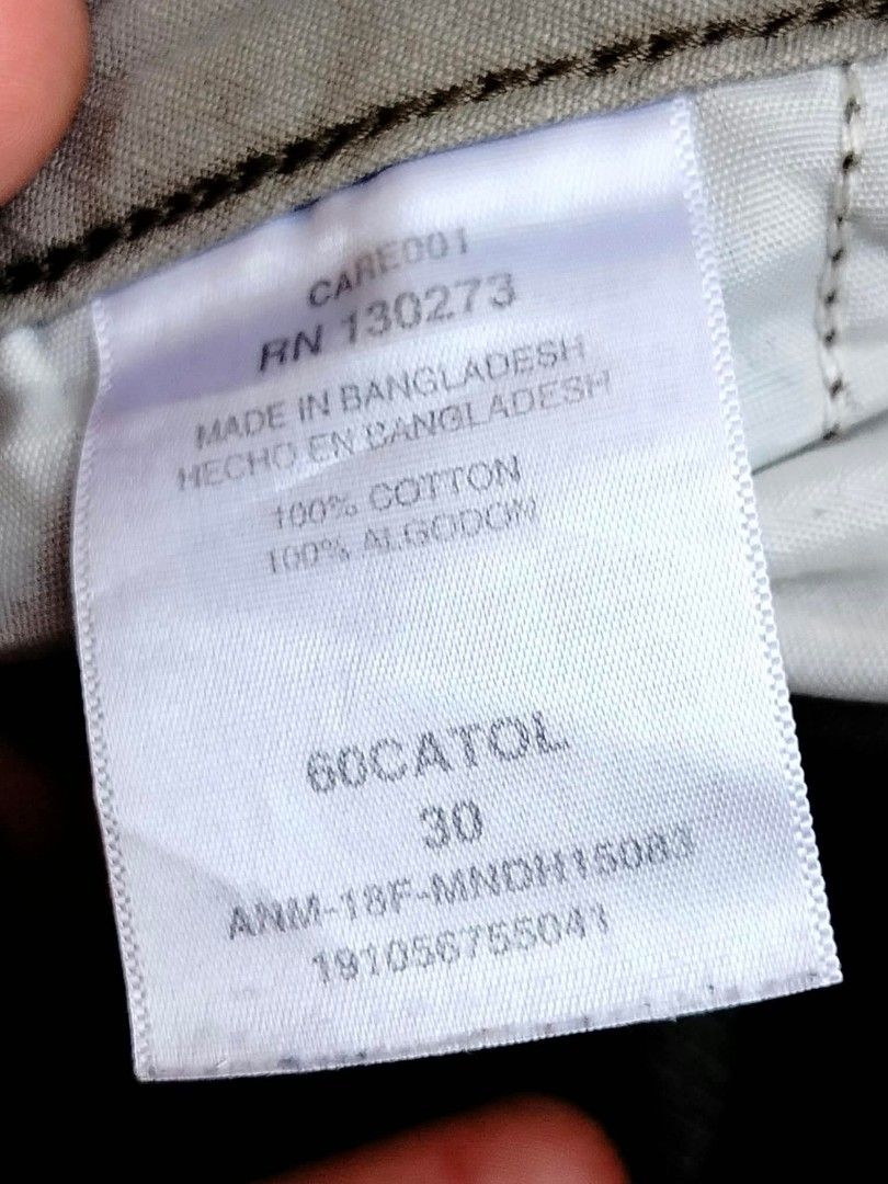Wrangler Cargo Shorts Olive Green Size 30 (Category: Shorts) located in Manila. Submitted by virgiliosa38485 (Listing ID 1465504079, Image 3). Description: - Brand: Wrangler (Est. 1947) - Size: 30-32 -Length 20 - Material: 100% Cotton - Color: Olive Green - Features: Multiple pockets with flap closures, button fly, and belt loops - Condition: Clean, great for casual wear and outdoor activities.