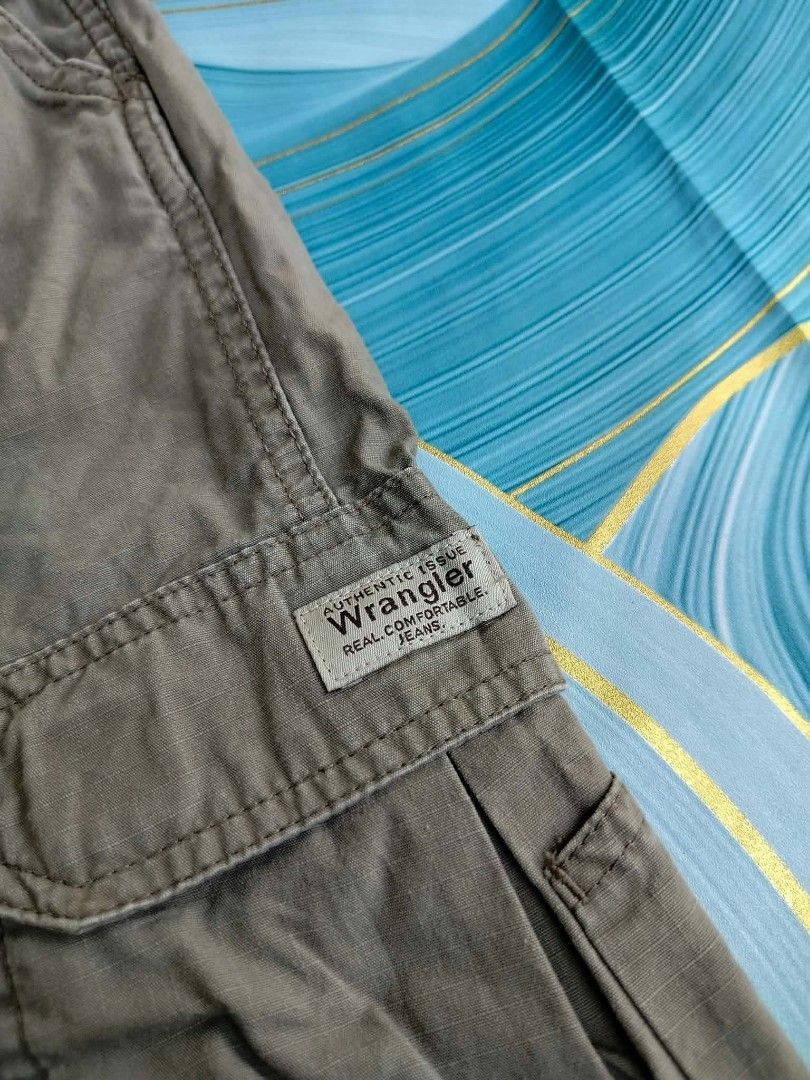 Wrangler Khaki Cargo Shorts Size 44 (Category: Shorts) located in Manila. Submitted by virgiliosa38485 (Listing ID 1465504342, Image 2). Description: - Brand: Wrangler - Size: 44 -Length 24 - Material: 100% breathable cotton - Color: Classic Khaki - Features: Multiple side and back cargo pockets, secure button closure with zipper fly - Condition: Good, perfect for daily casual wear - Fast shipping available across PH!.