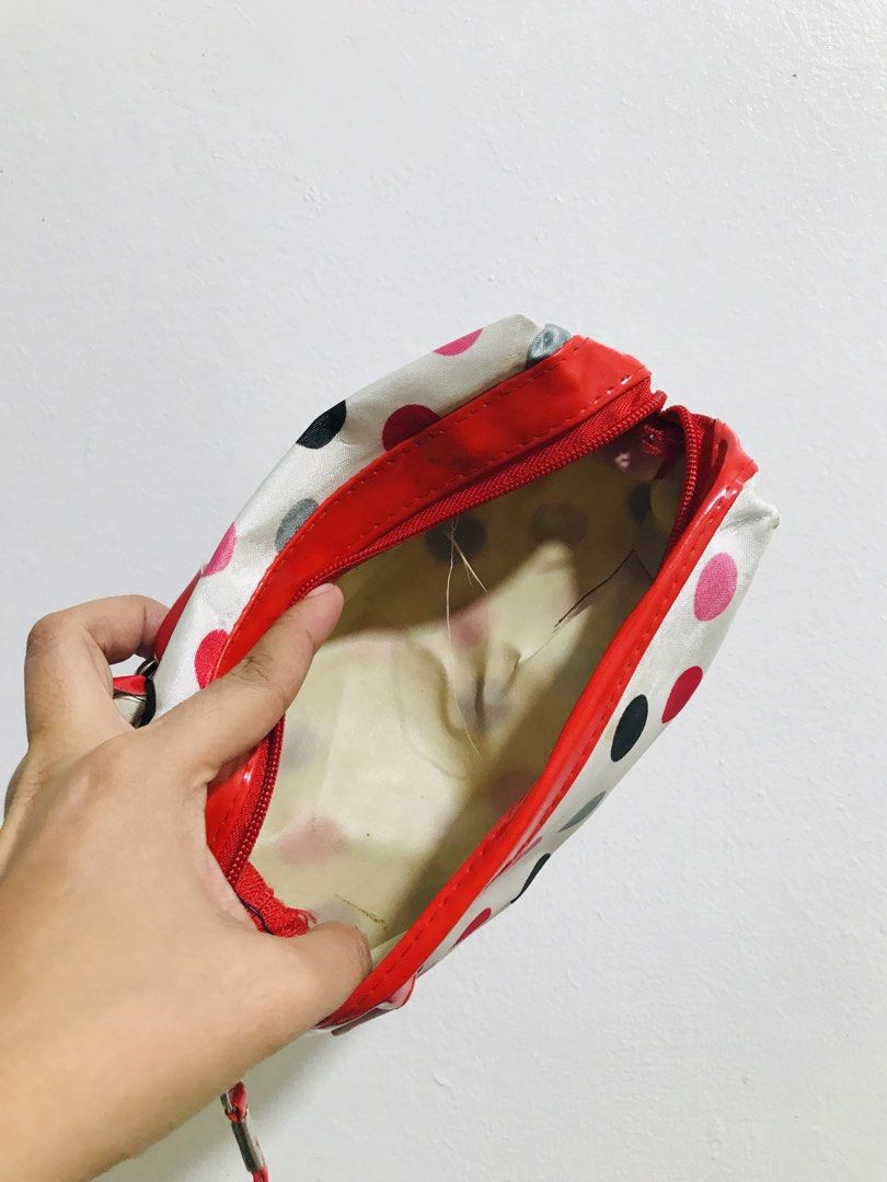 WRISLET (Category: Purses & Pouches) located in Gamu. Submitted by 2022bagsbunny (Listing ID 1465411515, Image 3). Description: .