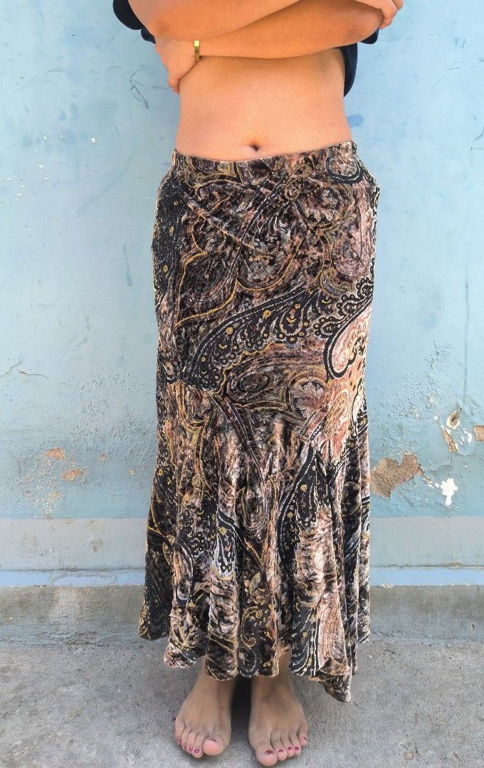 Y2k D exterior skirt (Category: Skirts) located in Argao. Submitted by royalowl-888 (Listing ID 1464163166, Image 2). Description: Y2k D exterior skirt waist 24-29 stretch length length 29 small to medium made in italy like new no issue location visayas.