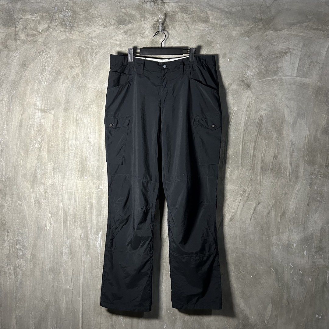Vintage Nike ACG - Leather Patch - Cargo Pants (Category: Joggers) located in Tayabas. Submitted by streetdepartment (Listing ID 1465542073, Image 1). Description: Y2k Nike ACG - Leather Patch - Cargo Pants Excellent condition Flaw/s: deform button on right pocket and press mark ( kindly check pics for references ) Size: Large on tag Measurements (inches): Waist: 36” Outseam: 43.5” Inseam: 32” Leg opening: 9” Price: 2,850 + shipping fee Dm to pur